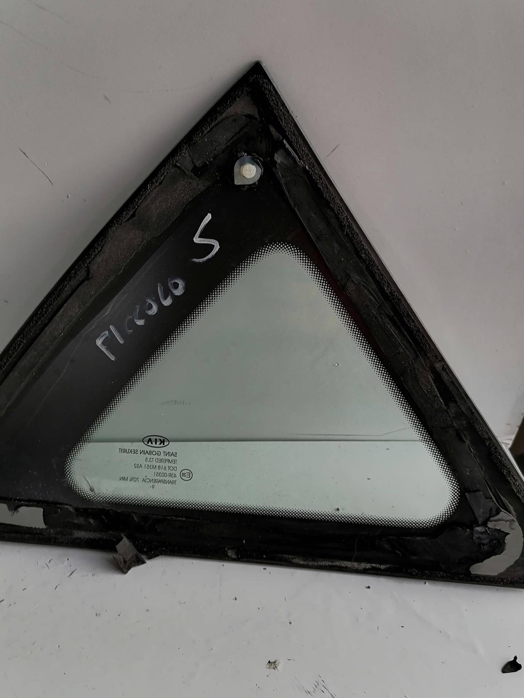 Fisso angolare parafango post. sx.